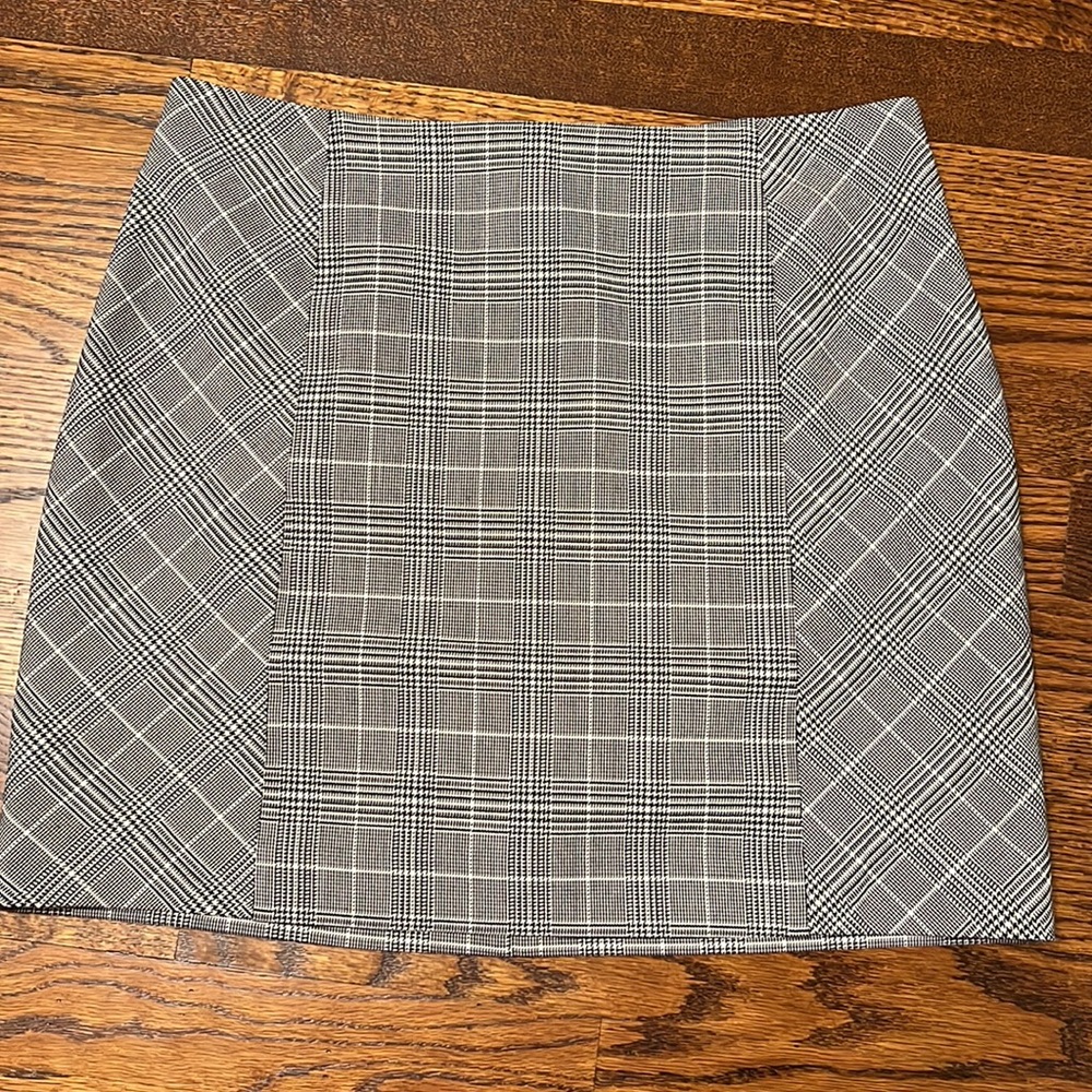 H&M Black And White Houndstooth Plaid High-Waisted Mini Skirt